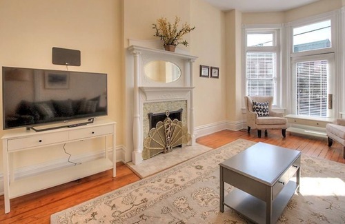 Monroe Ward Apartment | Historic Downtown RVA 1 BR Sleeps 4