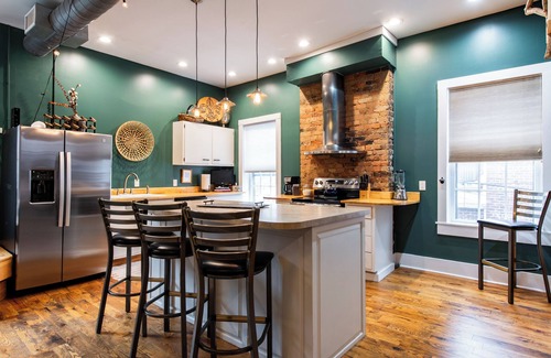 New Albany House | Historic Downtown, Walk to Dinner and Shops, Rooftop Patio, Great for Big Groups