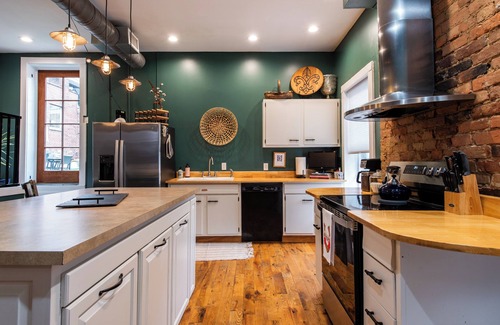 New Albany House | Historic Downtown, Walk to Dinner and Shops, Rooftop Patio, Great for Big Groups