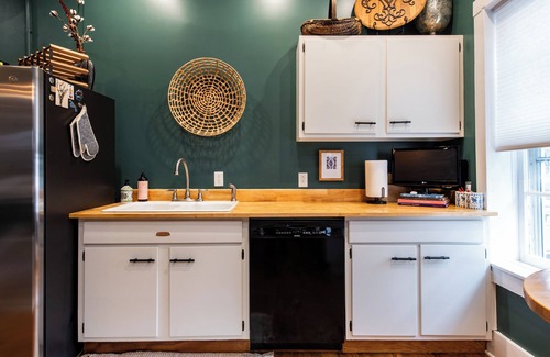 New Albany House | Historic Downtown, Walk to Dinner and Shops, Rooftop Patio, Great for Big Groups