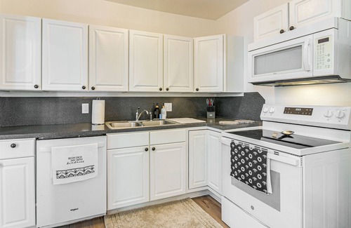 Galveston Apartment | Historic Escape: Walk to The Strand Galleries!