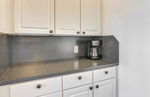 Galveston Apartment | Historic Escape: Walk to The Strand Galleries!