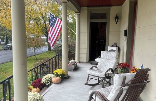 Oakland House | Historic Family 6-bedroom home on delightful 2nd Street in Oakland, MD