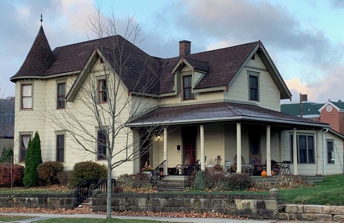 Oakland House | Historic Family 6-bedroom home on delightful 2nd Street in Oakland, MD