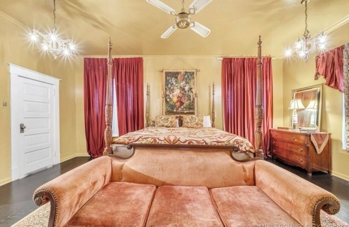 Muskogee Bed & Breakfast | Historic Farmer Mansion in the heart of Muskogee with 5 bedrooms and WiFi, AC.