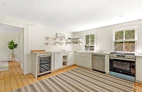 Bridgehampton House | HISTORIC FARMHOUSE MINUTES TO VILLAGE IN WATERMILL 5BR, 3 BATH, HEATED POOL nn