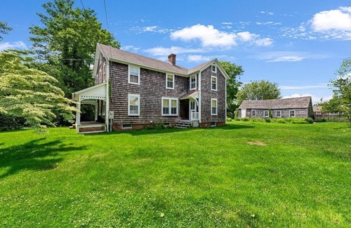 Bridgehampton House | HISTORIC FARMHOUSE MINUTES TO VILLAGE IN WATERMILL 5BR, 3 BATH, HEATED POOL nn