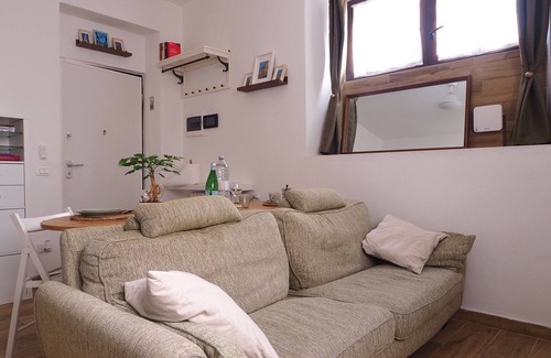 Como Apartment | Historic flat near Como Center and Lake + Free Parking