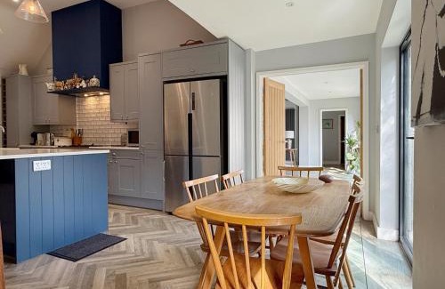 Eversley Villa | Historic Hampshire Cottage with Private Putting Green