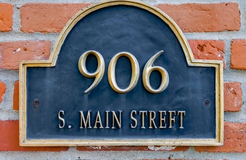 St. Charles Cottage | Historic headquarters of city founder! Gated parking!