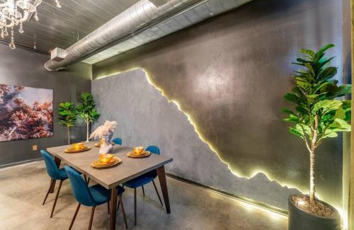 Castleberry Hill Apartment | Historic Loft At Mercedes-Benz King Bed FreeParking