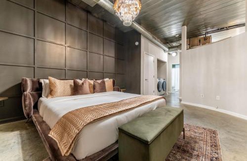 Castleberry Hill Apartment | Historic Loft At Mercedes-Benz King Bed FreeParking