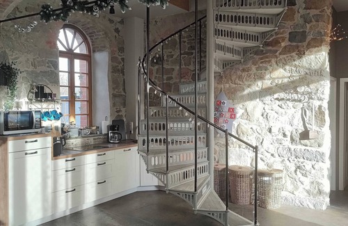 Buhlau Apartment | historic manor with barrel sauna and more