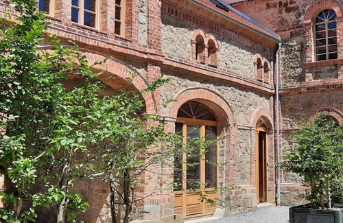 Buhlau Apartment | historic manor with barrel sauna and more