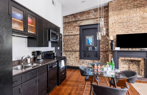 Downtown Charleston Apartment | Historic Meets Modern on King Street– Perfect for Families & Friends
