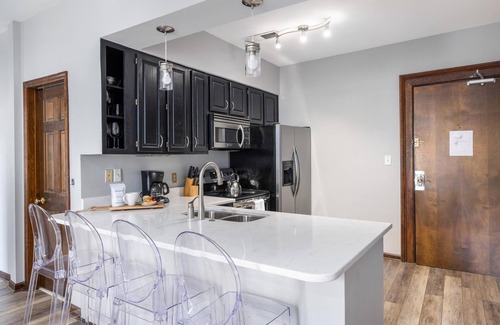 Downtown Charleston Apartment | Historic Meets Modern on King Street– Perfect for Families & Friends