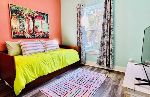 East Hill House | Historic Neighborhood, 14 min to beach, 6 min to downtown