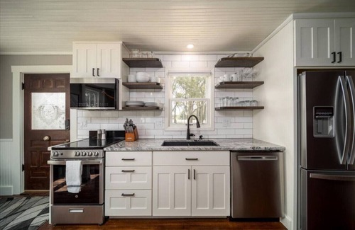 Pella House | Historic Pella Cottage w/Firepit Retreat