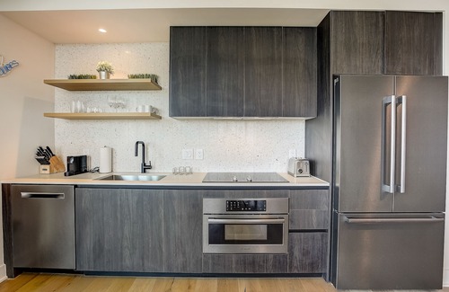 Rainey Street Historic District Condo | Historic Rainey Street condo w/balcony, rooftop pool, fitness center - dog ok