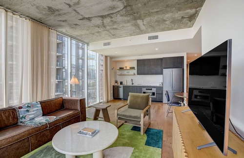 Rainey Street Historic District Condo | Historic Rainey Street condo w/balcony, rooftop pool, fitness center - dog ok