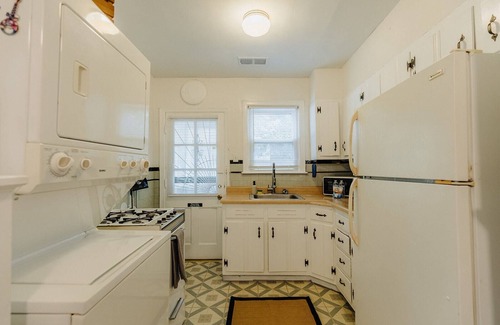 Cooper-Young Historic District House | Historic Revival King Bed Liberty Bowl Memphis 895