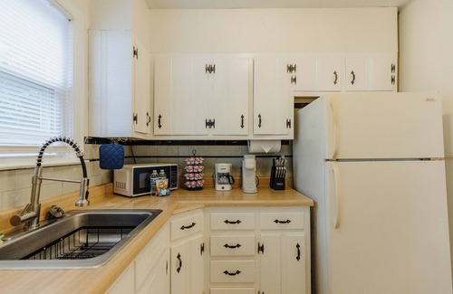 Cooper-Young Historic District House | Historic Revival King Bed Liberty Bowl Memphis 895