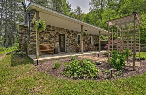 Damascus House | “Historic Stone Cottage” in Damascus with Fire Pit!