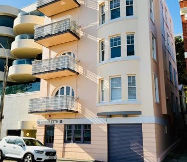 Oriental Bay Apartment | Historical 2 beds apartment with Harbour Views in OBay