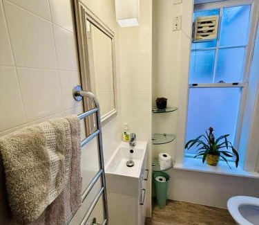 Oriental Bay Apartment | Historical 2 beds apartment with Harbour Views in OBay