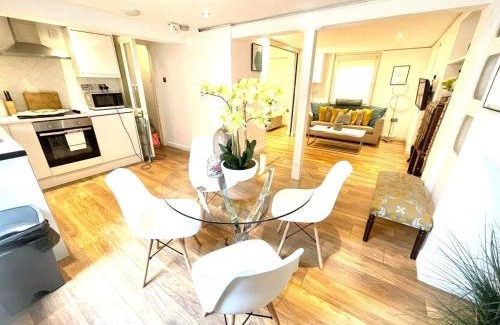 Cambridge City Centre Apartment | Historical Building - Cozy Basement Apartment- Central Location