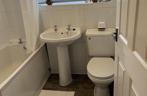 Kettering House | Hive Stays, Sleeps 3, Free Parking, Wifi, Smart Tv