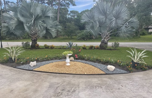 Hobe Sound House | Hobe sound 8 minutes away from the beach! Walk into Jonathan Dickinson park!