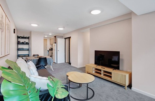 Auckland Central Business District Apartment | Hobson's Apartment with Pool and View