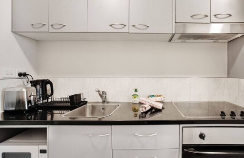 Auckland Central Business District Apartment | Hobson's Apartment with Pool and View