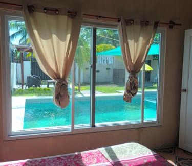 Monterrico House | Hogar media luna