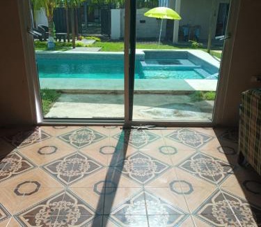 Monterrico House | Hogar media luna