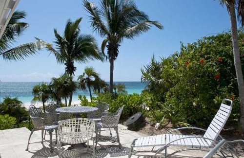 Savannah Sound House | HoHum - Private Beachfront House on Exclusive Windermere home