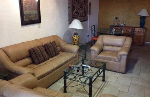Lafayette House | Hola! Bienvenidos! Este hogar es totalmente seguro y está listo para recibirte