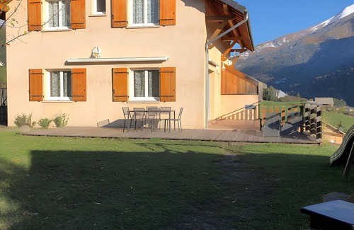 Saint-Jean-Saint-Nicolas House | Holiday Home 'Gentianes Bleues' with Mountain View, Private Terrace and Private Garden