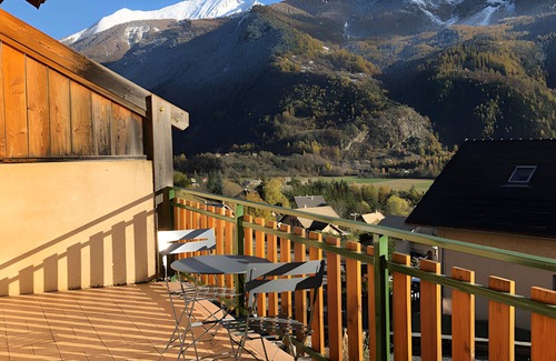 Saint-Jean-Saint-Nicolas House | Holiday Home 'Gentianes Bleues' with Mountain View, Private Terrace and Private Garden