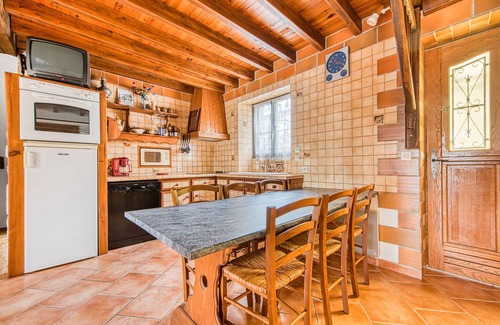 Saint-Seurin-de-Cadourne House | Holiday Home 'La Maréchale' with Private Garden, Wi-Fi and Air Conditioning