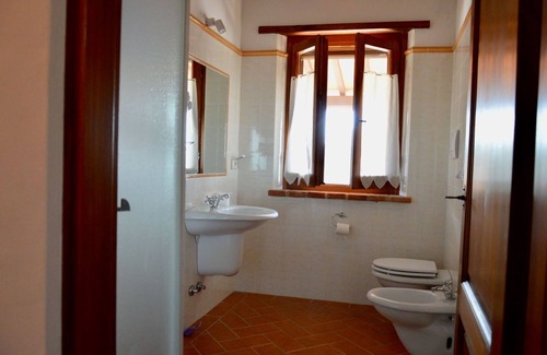 Castiglione del Lago Apartment | Holiday Apartment "Terra" with Shared Pool, Private Terrace & Wi-Fi