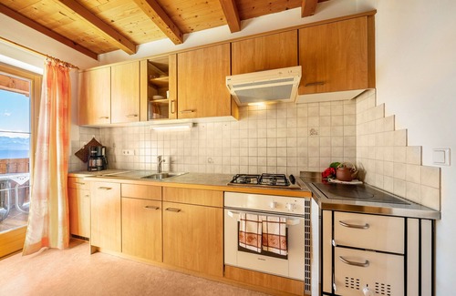 San Genesio Atesino Apartment | Holiday Apartment 'Stücklhof Wohnung Edelweiss' with Mountain View