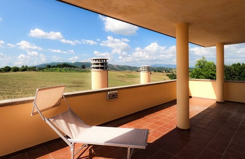 Gualdo Cattaneo Apartment | Holiday Apartment "Villa Rita - Mimosa" with Mountain View, Shared Pool & Wi-Fi