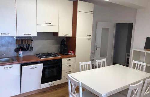 Burano Apartment | Holiday Apartment '4' with Lake View, Shared Pool and Wi-Fi