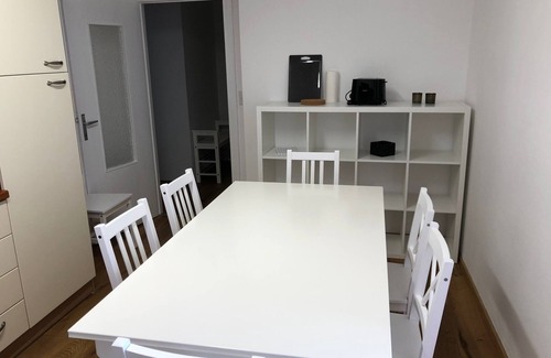 Burano Apartment | Holiday Apartment '4' with Lake View, Shared Pool and Wi-Fi