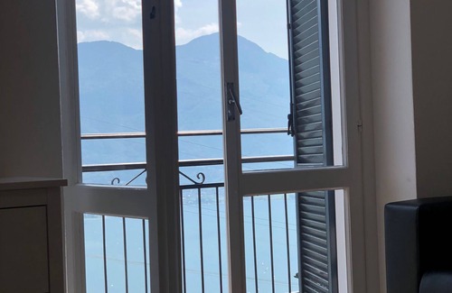 Burano Apartment | Holiday Apartment '4' with Lake View, Shared Pool and Wi-Fi