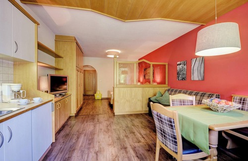 Saltusio Apartment | Holiday Apartment "Alpenhof Lodge Almrose iii" with Mountain View, Pool & Wi-Fi