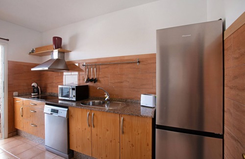 Playa de Arinaga Apartment | Holiday Apartment 'Apartamento Fani N2' with Private Terrace, Wi-Fi and Air Conditioning