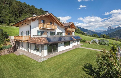 Laion Apartment | Holiday Apartment Avea App 2 with Mountain View and Garden